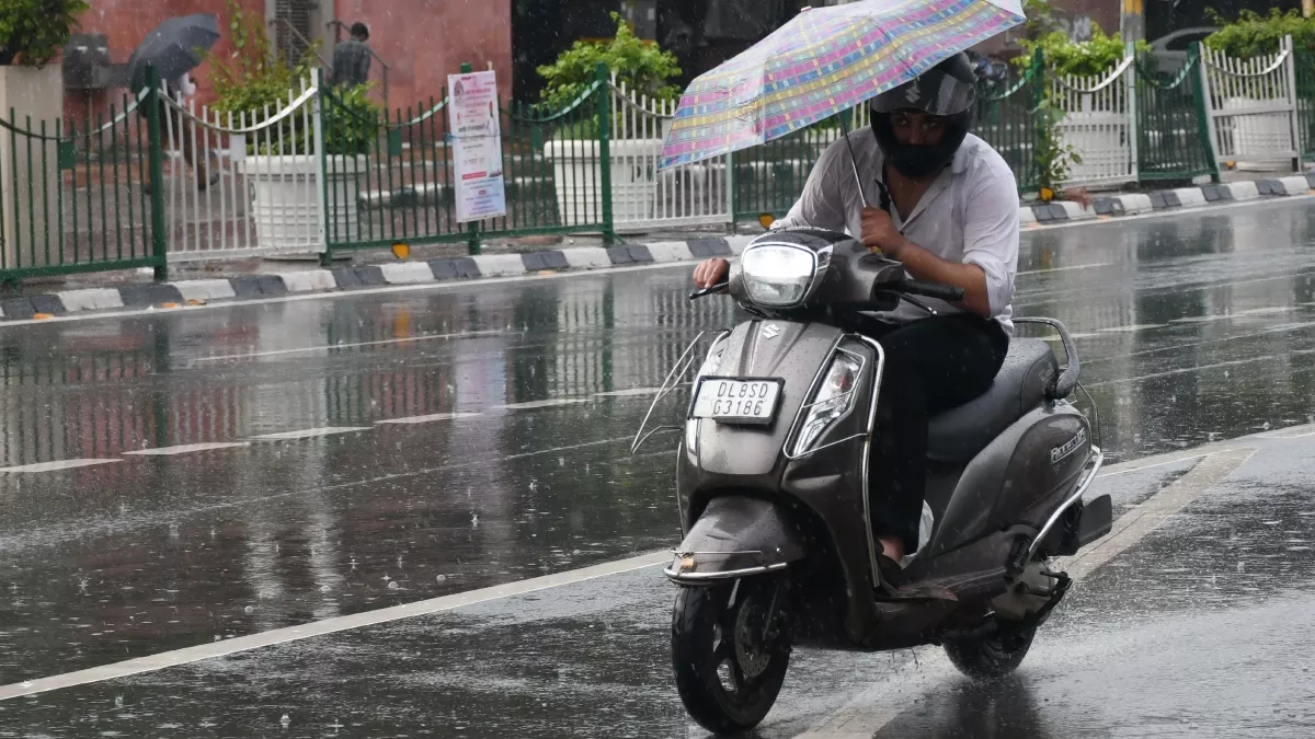 Delhi Weather: दिल्ली-NCR में बारिश को लेकर अलर्ट, कब तक जारी रहेगा वर्षा का दौर? पढ़ें IMD का लेटेस्ट अपडेट