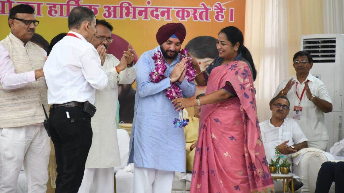 https://www.jagranimages.com/images/newimg/22082025/22_08_2025-rekha_gupta_arvinder_singh_lovely_24021206_133219660.jpg