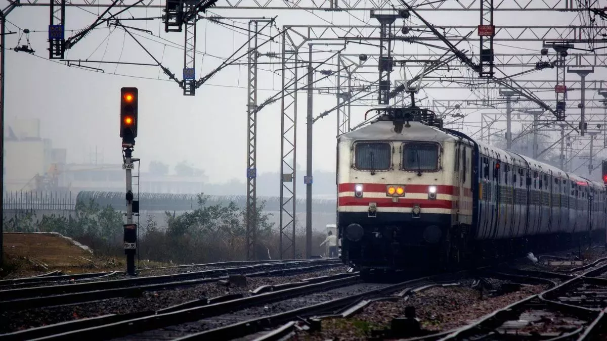 Indian Railways: 24 अगस्त को 4 एक्सप्रेस ट्रेनों का मार्ग बदलेगा, रामपुरहाट होकर चलेंगी; देखें लिस्ट