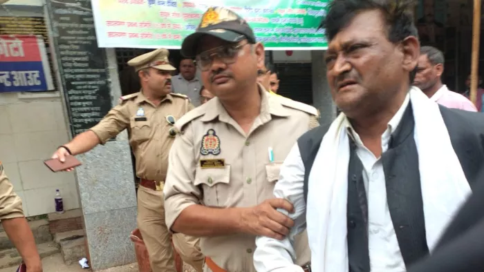 बनारस बार की कार्रवाई में पकडे गए फर्जी वकील।