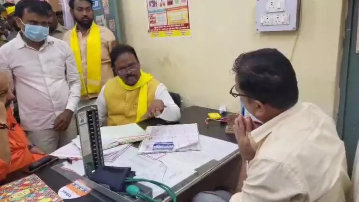 गाजीपुर में विधायक बेदीराम के आरोपों पर डाक्टर नाराज हो गए।