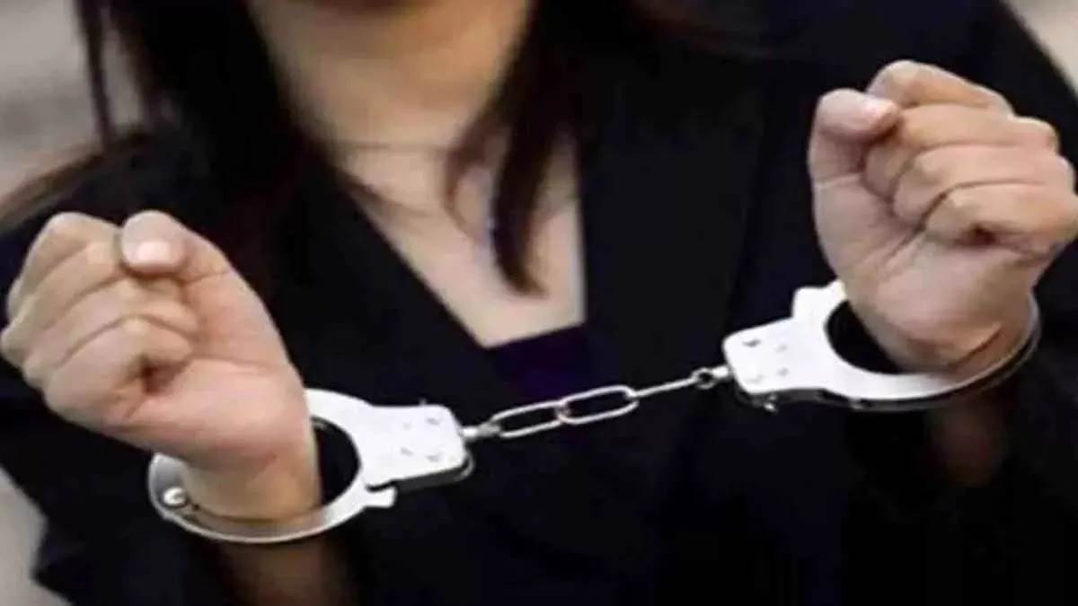 https://www.jagranimages.com/images/newimg/22082025/22_08_2025-woman_arrested_100_24021828.jpg