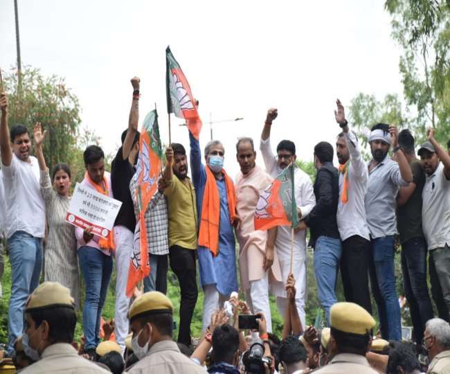 मुख्यमंत्री अरविंद केजरीवाल के आवास के पास प्रदर्शन करते प्रदेश भाजपा अध्यक्ष आदेश गुप्ता व कार्य कर्ता
