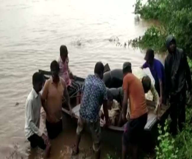 राजस्थान के सिरोही में बाढ़ में फंसे दंपत्ति को स्थानीय प्रशासन ने बचा लिया है। फोटोः एएनआइ
