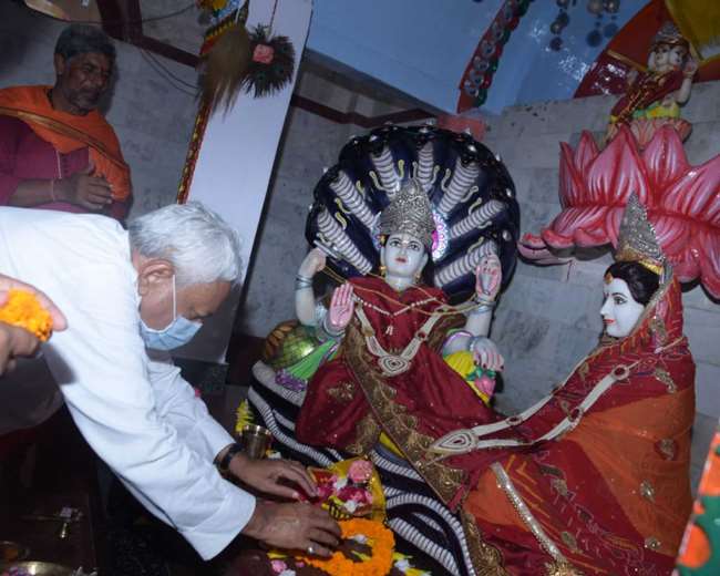 पापहरणी मध्य स्थित लक्ष्मी नारायण मंदिर में पूजा अर्चना करते सीएम नीतीश कुमार।