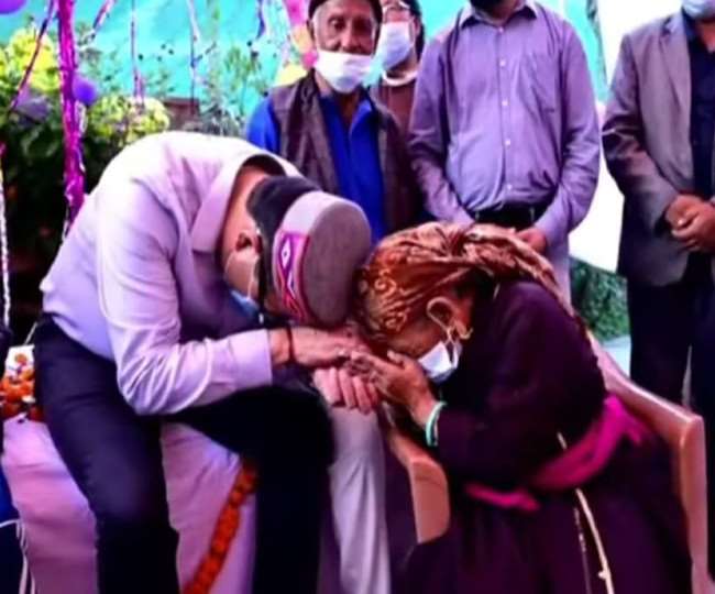 गोविंद सिंह ठाकुर ने सहारा बुजुर्ग आश्रम का दौरा किया व यहां रह रहे बुजुर्ग लोगों का दुख दर्द बांटा।