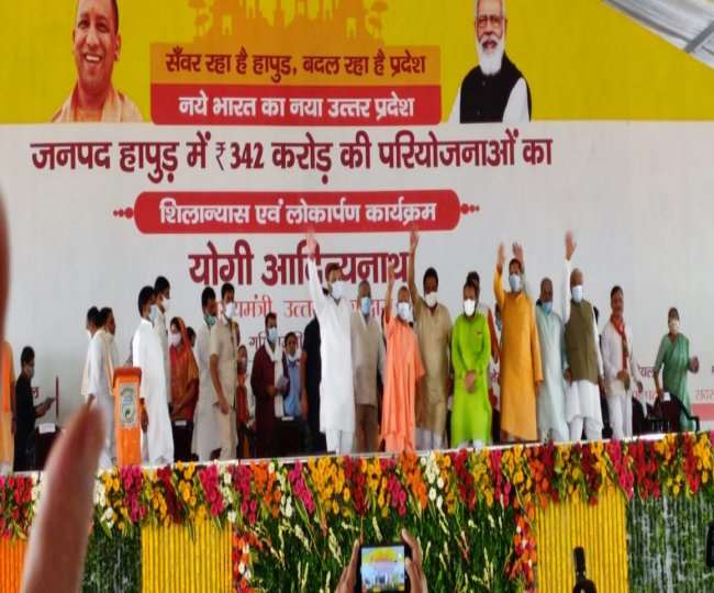 हापुड़ में मुख्यमंत्री योगी आदित्यनाथ समर्थकों का हाथ हिलाकर अभिनंदन करते हुए