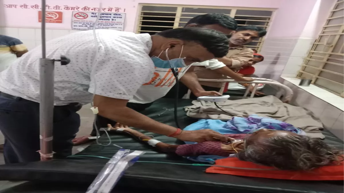 Jharkhand News: विश्रामपुर सीएचसी में इमरजेंसी ड्यूटी से गायब चिकित्सक करते रहे विश्राम, इलाज के लिए तड़पती रही वृद्धा