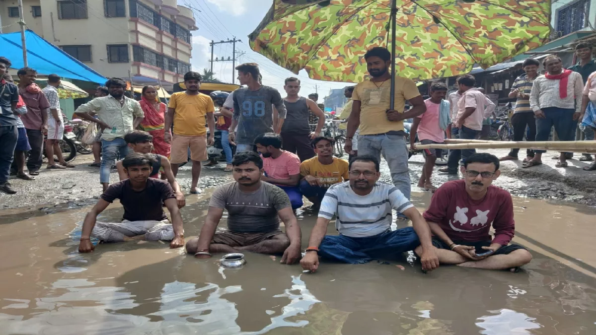 Protest in Pool of Muddy Water: झारखंड के बाद अब बिहार में भी कीचड़ आंदोलन, धरने पर  बैठे पंचायत के मुखिया