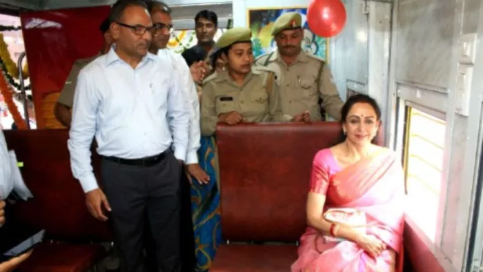 Mathura News: नई रेल बस में सफर करतीं मथुरा की सांसद हेमा मालिनी।