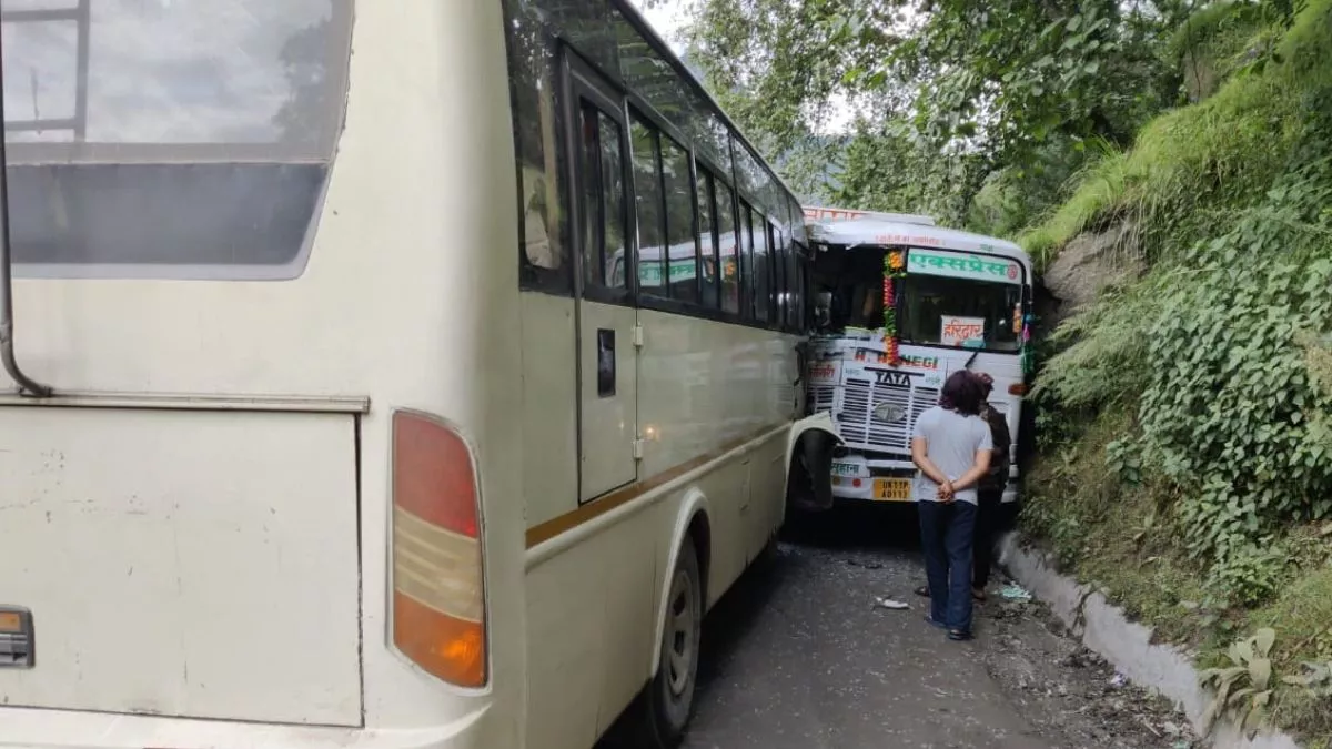 Chamoli News: चमोली में बदरीनाथ हाईवे पर दो बसों में हुई भिड़ंत, हादसे में पांच यात्रियों को आई चोट