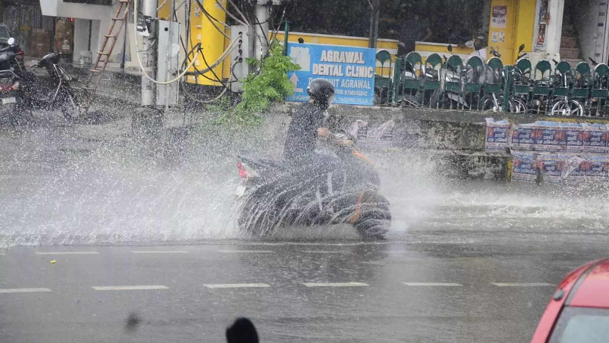 Uttarakhand Weather: देहरादून समेत कई जिलों में बारिश, गंगोत्री हाईवे पर दो हजार से अधिक तीर्थयात्री फंसे
