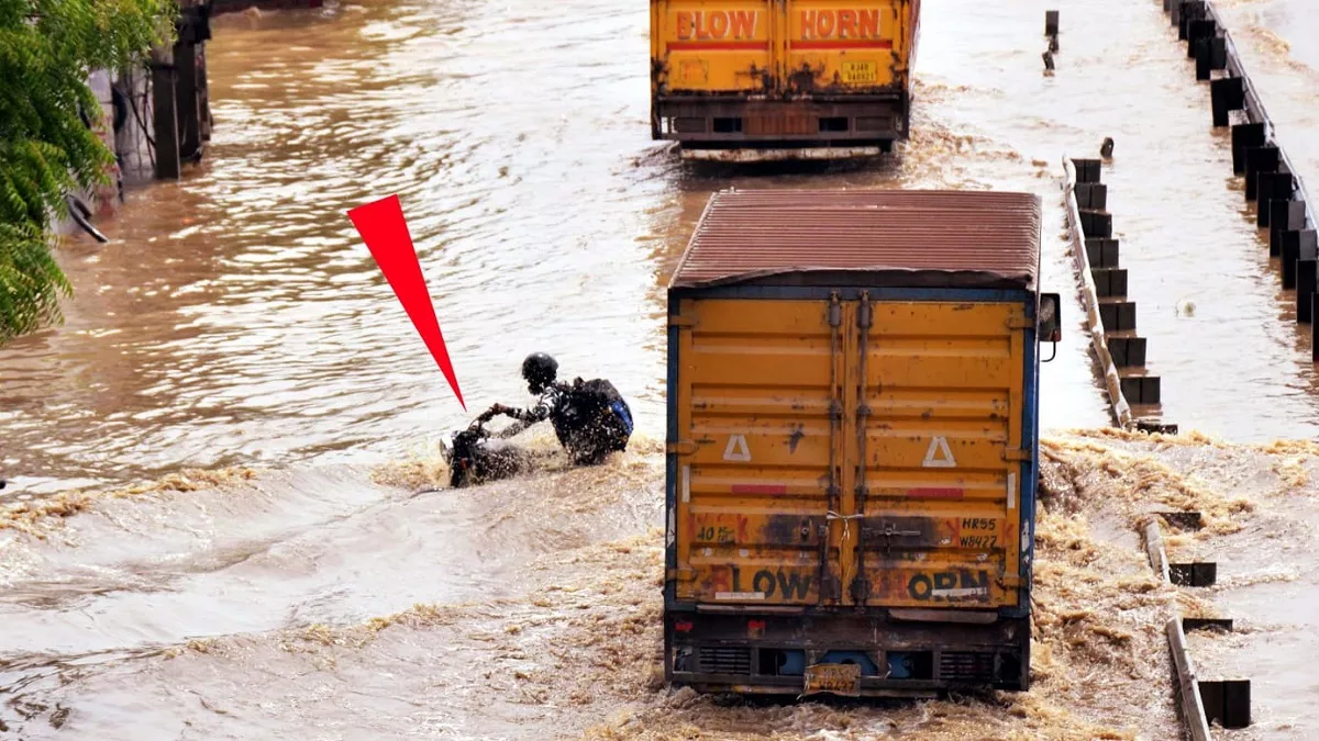 Delhi NCR Rain Photos: दिल्ली-गुरुग्राम एक्सप्रेसवे बना तालाब, घुटनों तक भरा पानी; ट्रैफिक जाम में फंसे लोग