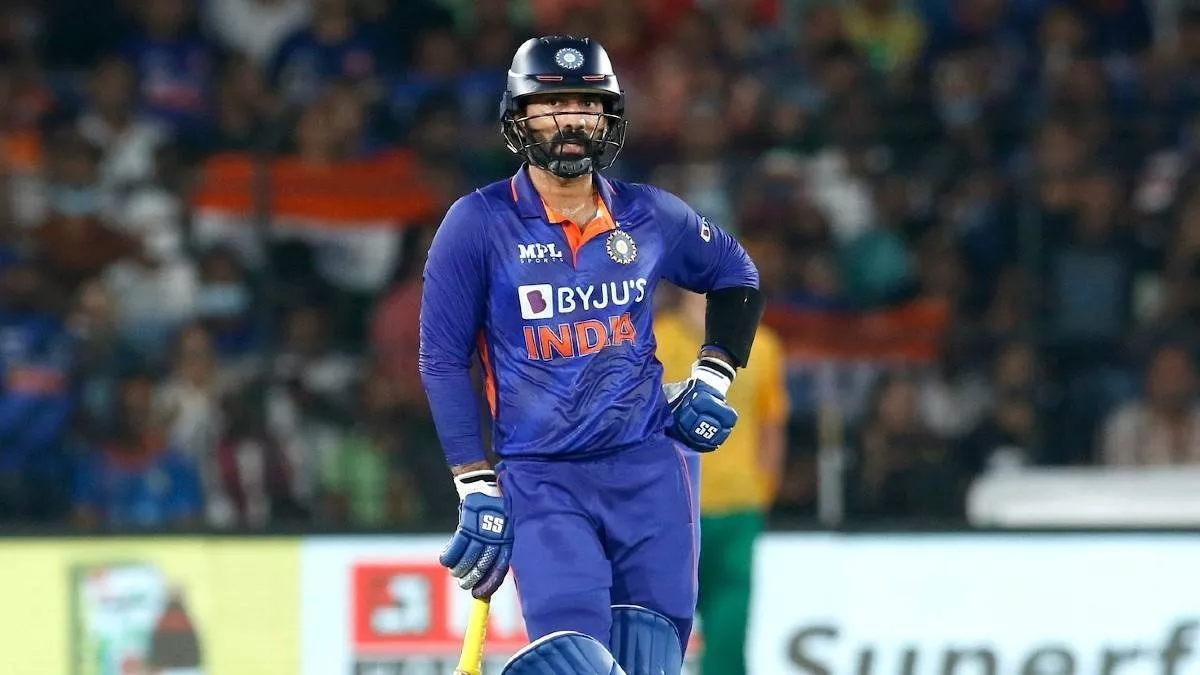 वयाच्या 37 व्या वर्षी आयपीएलमध्ये धुमाकूळ घालणाऱ्या दिनेश कार्तिकच्या नावावर एक असा विक्रम आहे, जो क्रिकेटच्या इतिहासात आजपर्यंत एकही खेळाडू मोडू शकला नाहीये..! दिनेश कार्तिक