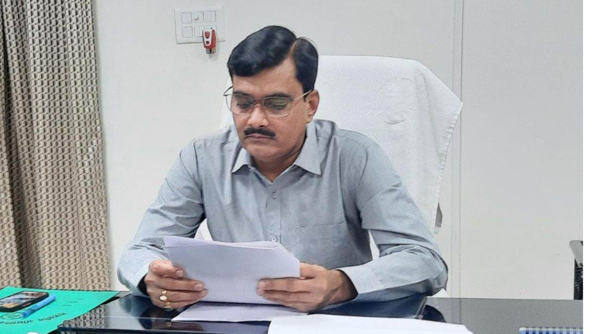 https://www.jagranimages.com/images/newimg/22092022/22_09_2022-dm_indra_vikram_23089520_122453263.jpg