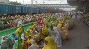 Punjab Farmers Protest: पंजाब के बठिंडा और लुधियाना में किसानाें ने राेकी ट्रेनें।