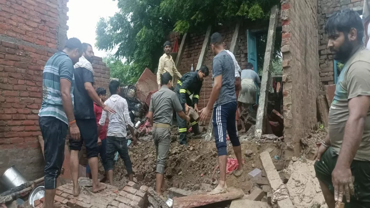 Firozabad News: गांव-गांव गरीबों पर टूटी आफत की बारिश, कई घर गिरे, दो की मौत