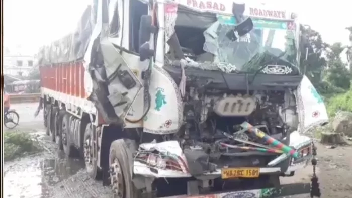 ट्रक के साथ जोरदार टक्कर में क्षतिग्रस्त ट्रेलर। स्त्रोत :: पुलिस