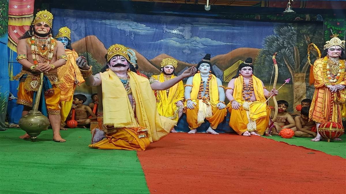 जौनपुर में श्रीआदर्श धर्म मंडल रामलीला समिति जंगीपुर में मंचन करते कलाकार। (फाइल फाेटो)