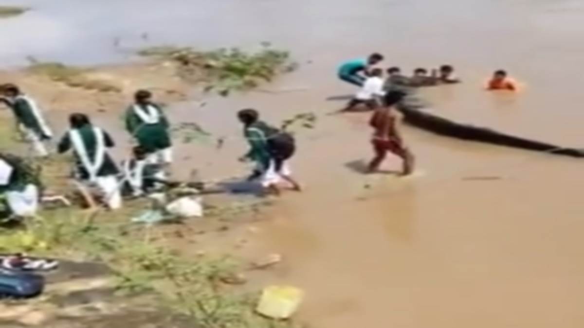 अनूपपुर में नदी में पलटी नाव, बाल- बाल बचे 25 स्कूली बच्चे। फोटो जेएनएन