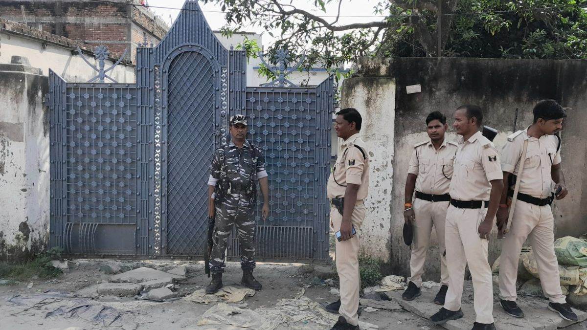 पूर्णिया पीएफआइ कार्यालय में छापेमारी के दौरान तैनात जवान। जागरण