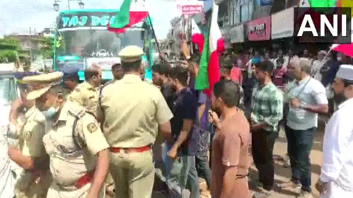 Breaking News in Hindi Today Live: पीएफआइ के ठिकानों पर NIA के छापे, विरोध कर रहे कार्यकर्ताओं को पुलिस ने हिरासत में लिया