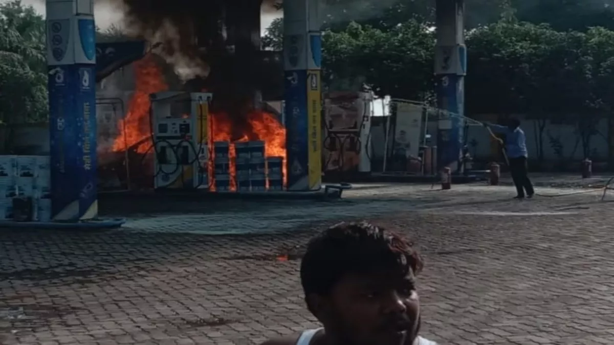 Prayagraj: भारत पेट्रोलियम के पंप पर लगी आग से सहमे लोग, कार की टंकी से भड़की थी आग