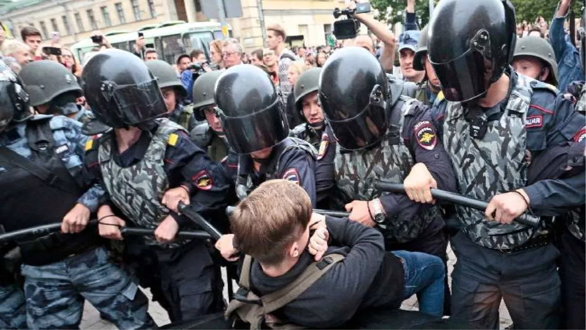 Ukraine Russia Crisis: रूस में नागरिकों की लामबंदी की घोषणा के खिलाफ लोगों ने किया प्रदर्शन, अब तक 1300 से अधिक लोग गिरफ्तार