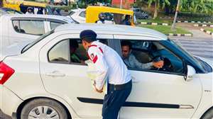 चंडीगढ़ ट्रैफिक पुलिस लोगों को कार की बैक सीट पर सीट बेल्ट लगाने के लिए जागरूक कर रही है।