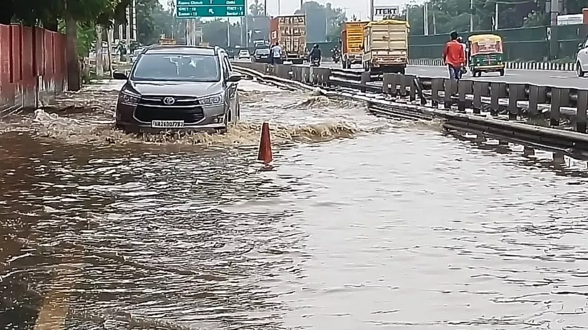 बारिश से दिल्ली-NCR में तालाब में तब्दील हुईं 200 सड़कें, घर से निकलने से पहले जान लें IMD का ताजा अलर्ट