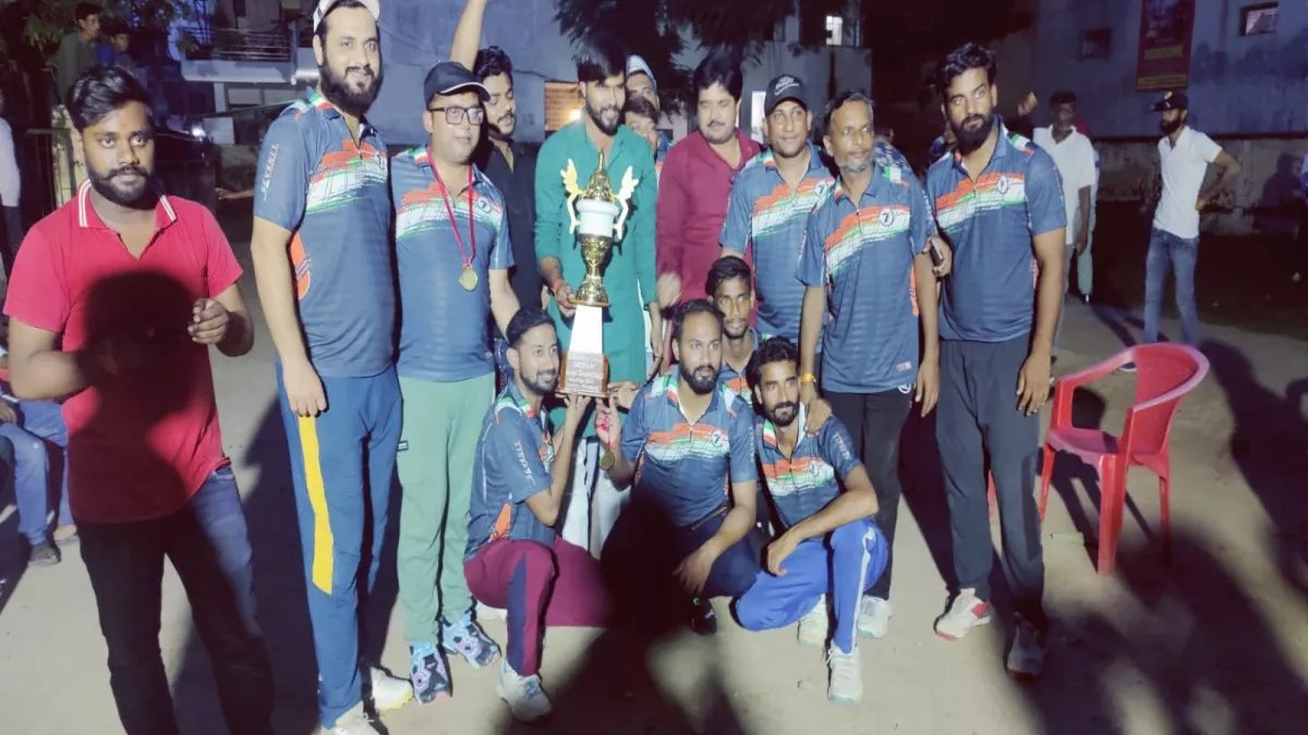 Prayagraj Sports News: स्टार क्लब को हराकर राजेश इलेवन कैशमनी क्रिकेट प्रतियोगिता की विजेता बनी