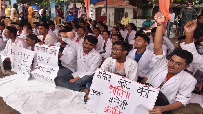 एमजीएम अस्पताल में डॉक्टरों का हड़ताल। आईएम के डाॅक्टर भी साथ बैठे धरना पर। जागरण