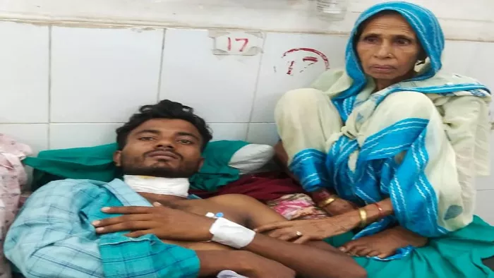 सदर अस्पताल में इलाजरत गंभीर रूप से घायल सजारुल।