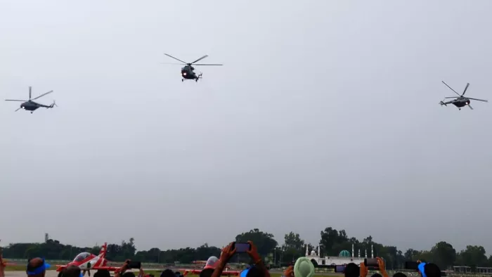 राष्ट्रगान और तीन हेलीकाप्टरों के मार्च के साथ शुरू हुआ वायु सेना का एयर शो