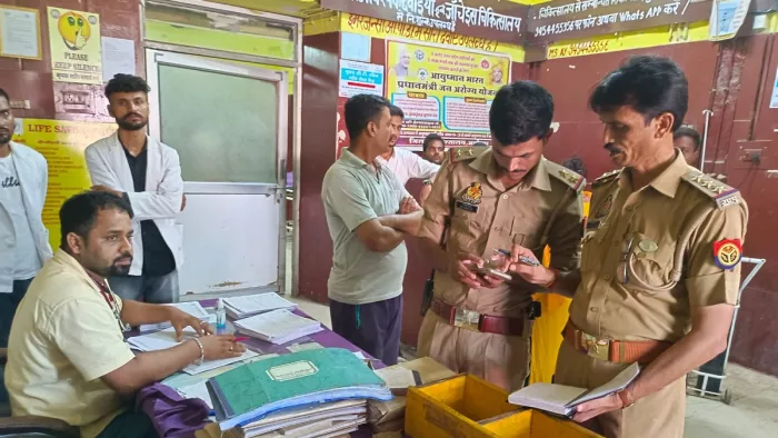 Ayodhya News: अयोध्या में एनकाउंटर के बाद अस्पताल में मौजूद पुलिस