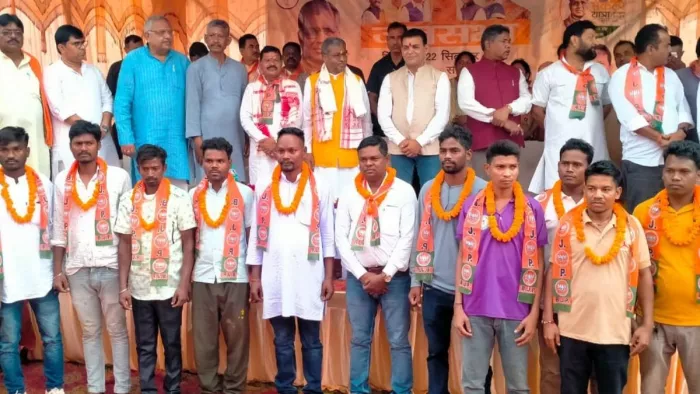 नेताओं एवं कार्यकर्ताओं के साथ भाजपा प्रदेश अध्यक्ष बाबूलाल मरांडी।