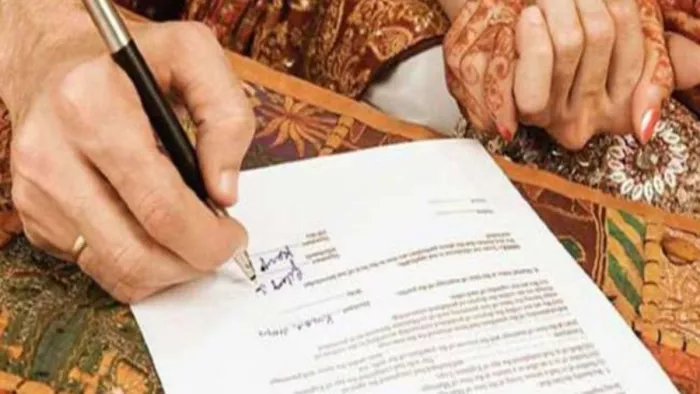Court Marriage : लड़का-लड़की को हुआ प्यार तो पहुंचे कोर्ट मैरिज करने