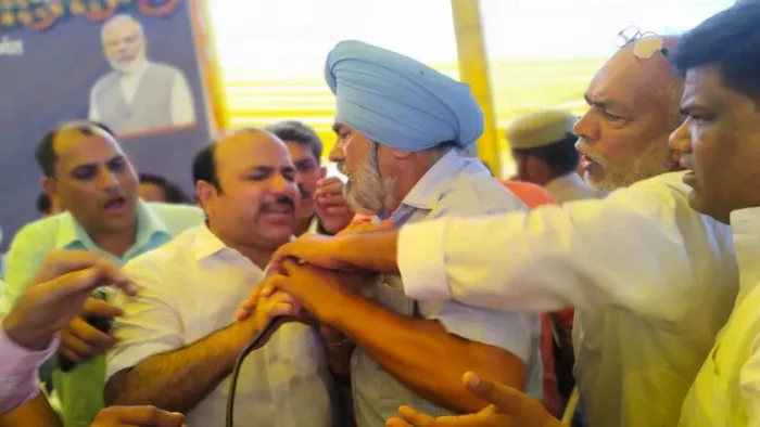 अमरोहा रेलवे स्टेशन पर समर्थकों संग एमएलसी से भिड़ गए थे बसपा सांसद दानिश अली।
