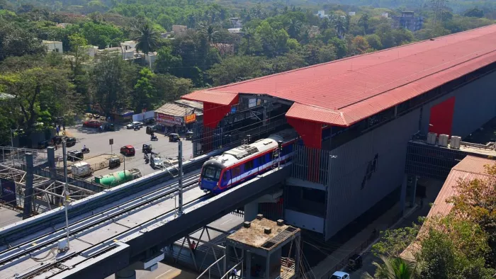 हादसे में वीरवाल व उनकी पत्नी वीना बुरी तरह से घायल हो गए।