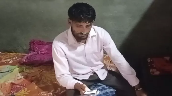 पांच लाख की ठगी के बाद युवती की चैटिंग दिखाता युवक।