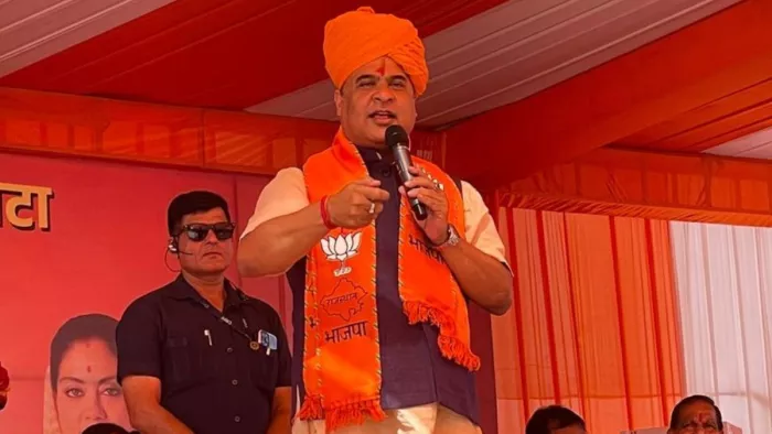 असम के सीएम राजस्थान में एक जनसभा को संबोधित करते हुए। (फोटो सोर्स- सीएम एक्स अकाउंट)
