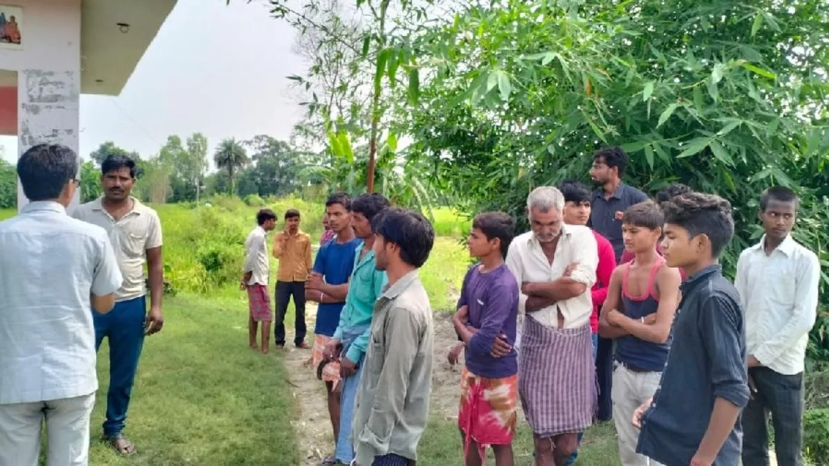 Kasganj News: मंदिर के पास पेड़ से लटके मिले युवक-युवती के शव, प्रेम-प्रसंग में सुसाइड की चर्चा
