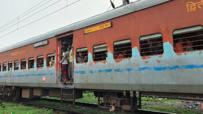 इसी जनरल कोच के पहिए के एक्सेल का खुला नट बोल्ट जागरण