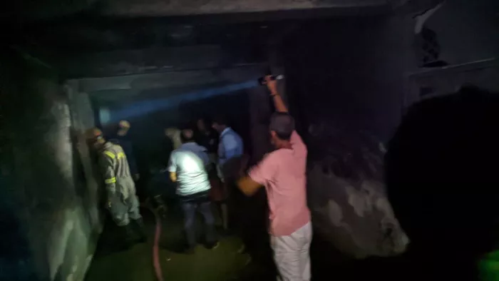 अपार्टमेंट की पार्किंग मेंं आग लगने से महिला की मौत
