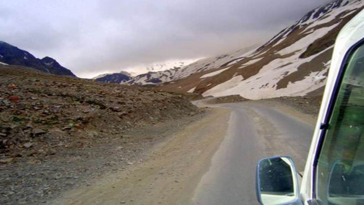police appealed to be careful on manali leh road due to snowfall
