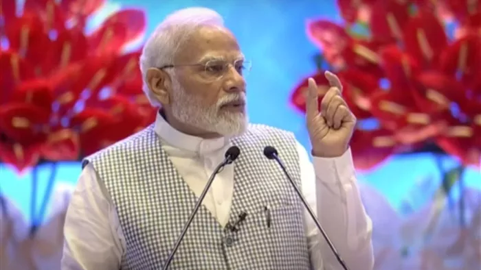 भारत मंडपम में जी-20 शिखर सम्मेलन में शामिल अधिकारियों से बातचीत करते हुए पीएम मोदी। (फोटो- एएनआई)