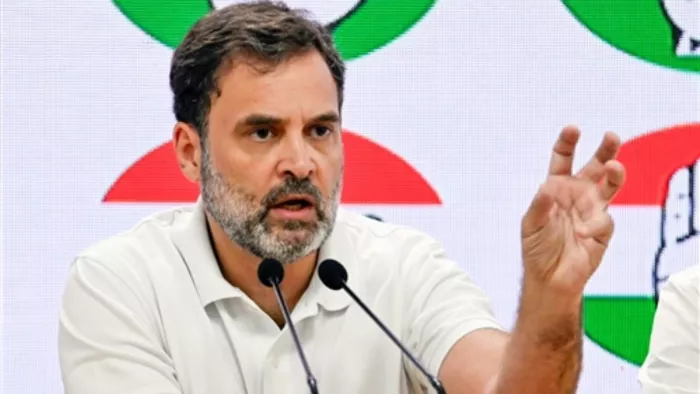 राहुल गांधी मीडिया को संबोधित करते हुए। (फोटो- एएनआई)