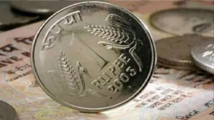 शुरुआती कारोबार में डॉलर के मुकाबले रुपया 38 पैसे की भारी बढ़त के साथ 82.75 पर ट्रेड कर रहा है।