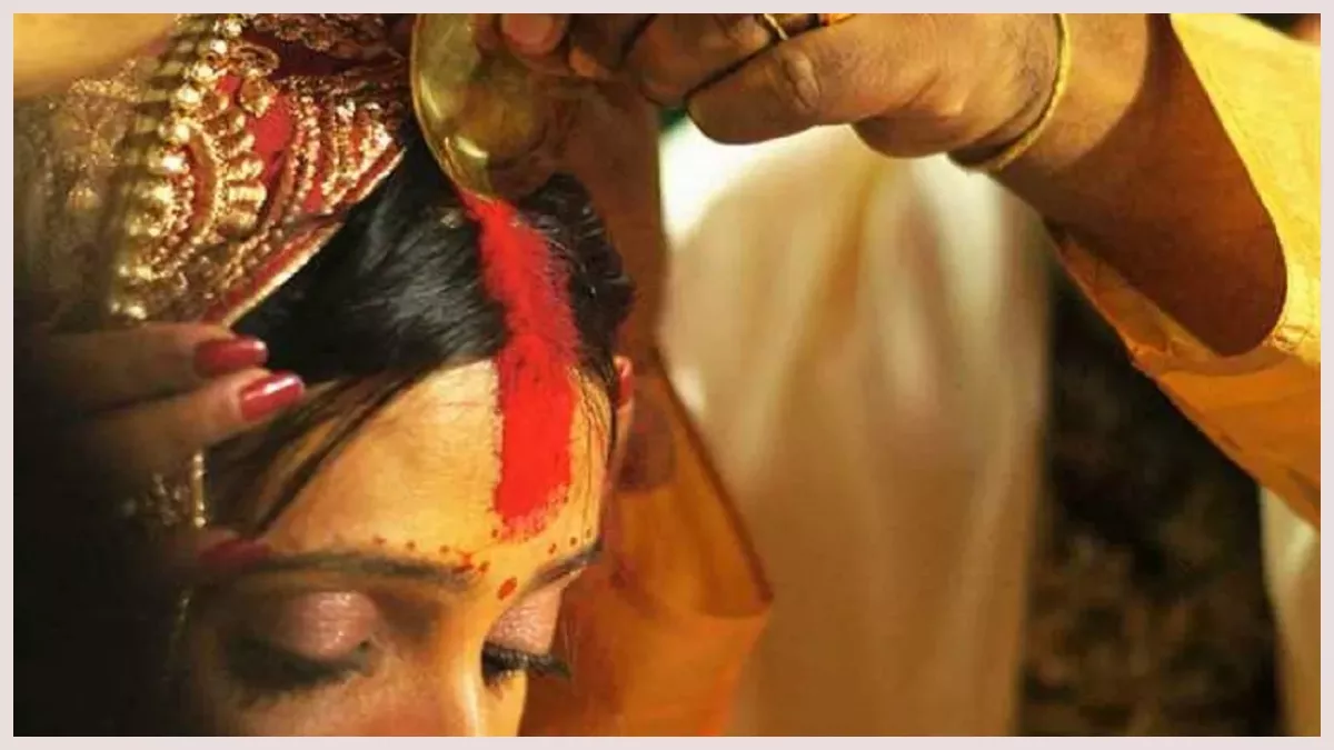 Sindoor Significance: सुहागिन महिलाएं क्यों लगाती हैं सिंदूर, जानिए इसके वैज्ञानिक कारण भी