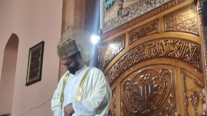 नजरबंदी से मुक्त होने के बाद जामिया मस्जिद में पहुंचे हुर्रियत नेता मीरवाइज उमर फारूक